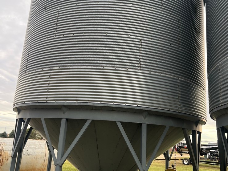 lot-21.-cenex-hopper-bin,-micada-bottom,-includes-golden-air-single-phase-bin-fan-image-12