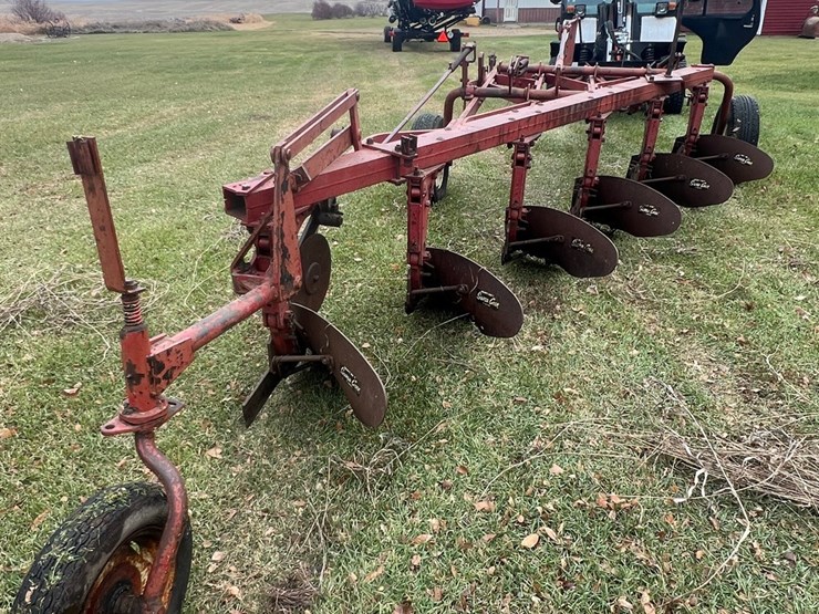 lot-16.-ih-6x14-trip-beam-plow-w/-packer-image-8
