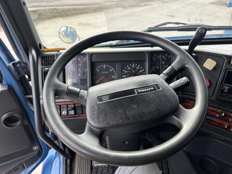 2003-volvo-10-image-43