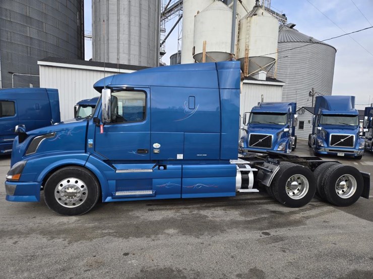 2012-volvo-10-image-2