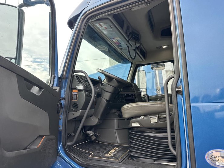 2019-volvo-10-image-41