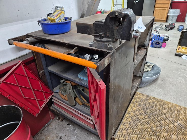 rolling-welding-cart,-with-vise-image-3