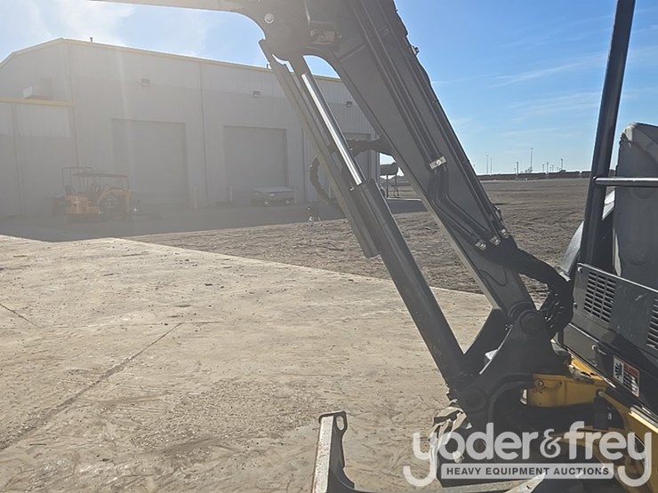 2020-deere-35g-image-47