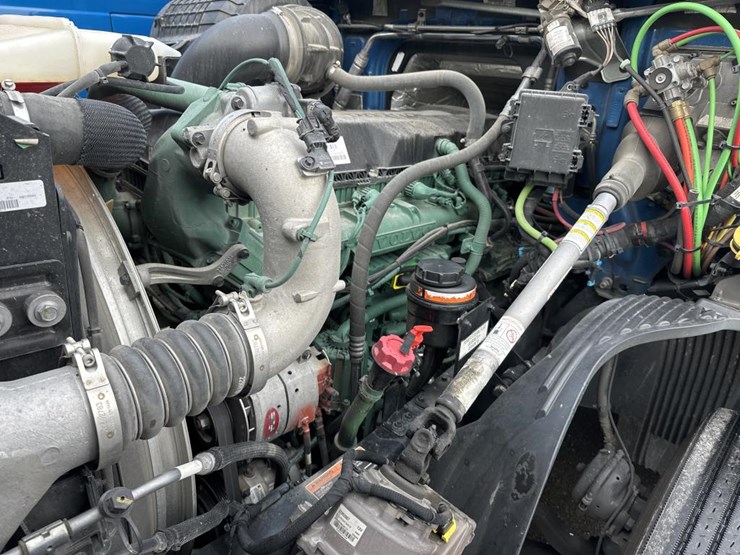 #2225-•-2024-volvo-vnl-sleeper-cab-semi-truck-tractor-image-31