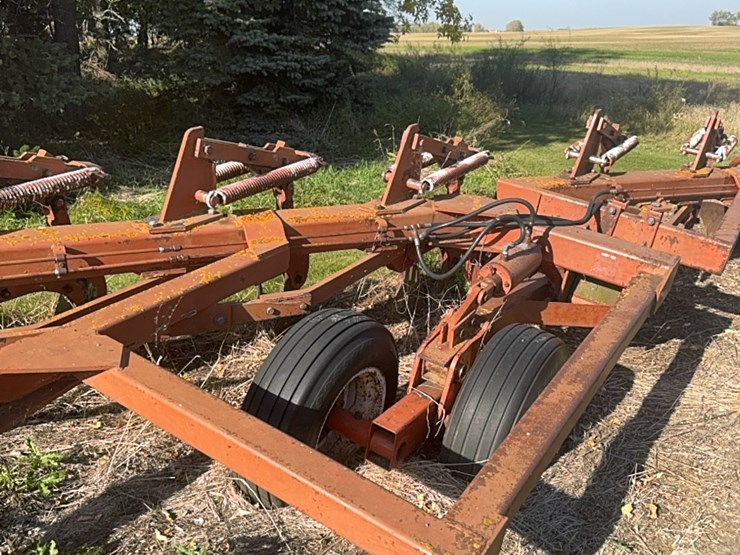 ￼wilrich-eight-bottom-auto-reset-plow,-been-parked-for-a-while,-good-working-unit-when-last-used.-image-14