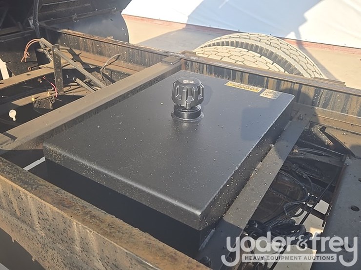 2020-freightliner-m2-106-image-26