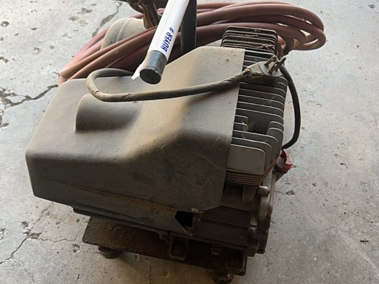 portable-carry-along-type-air-compressor-with-hose-image-11