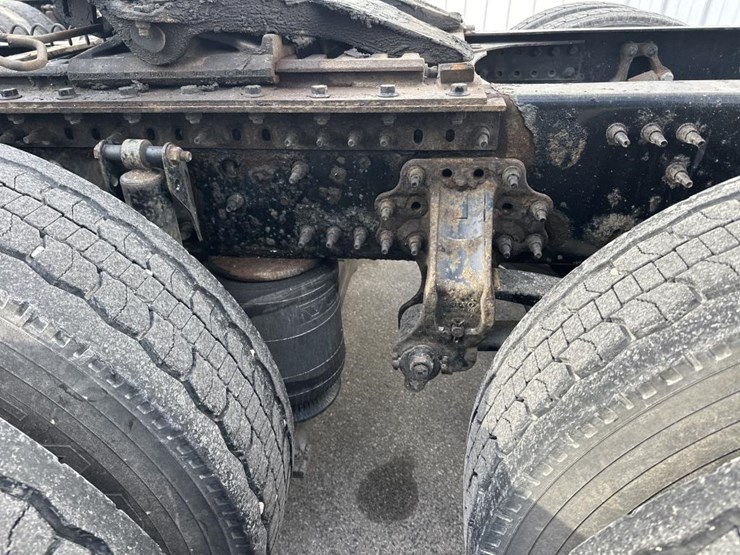 2012-volvo-10-image-36