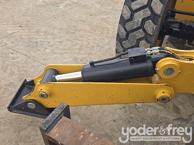 2018-caterpillar-tl1055d-image-25