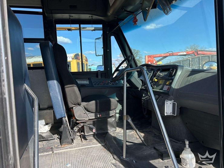 2011-freightliner-b2-image-10