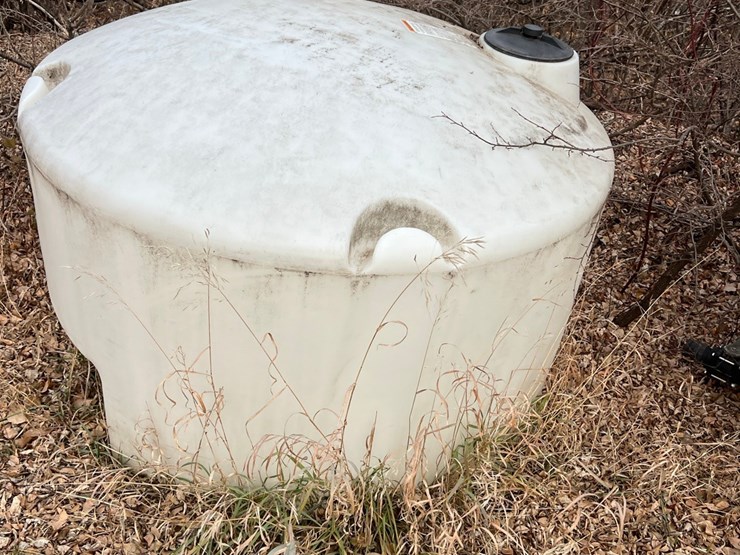 lot-43.-450-gallon-poly-tank-designed-for-back-of-pickup-image-2