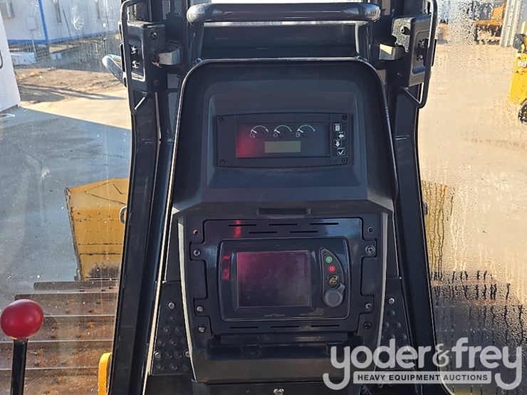 2018-deere-700k-image-89