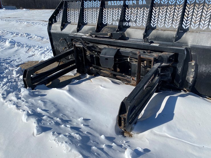 2011-new-holland-390-image-45