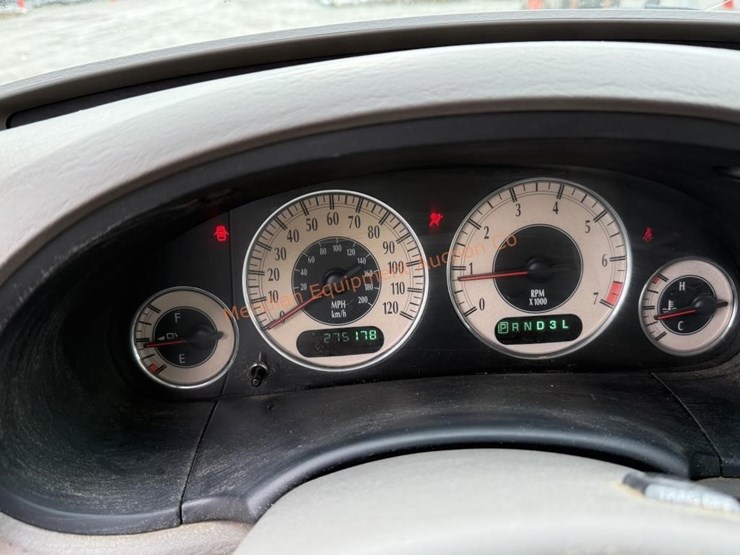 2002-chrysler-town-&-country-image-36