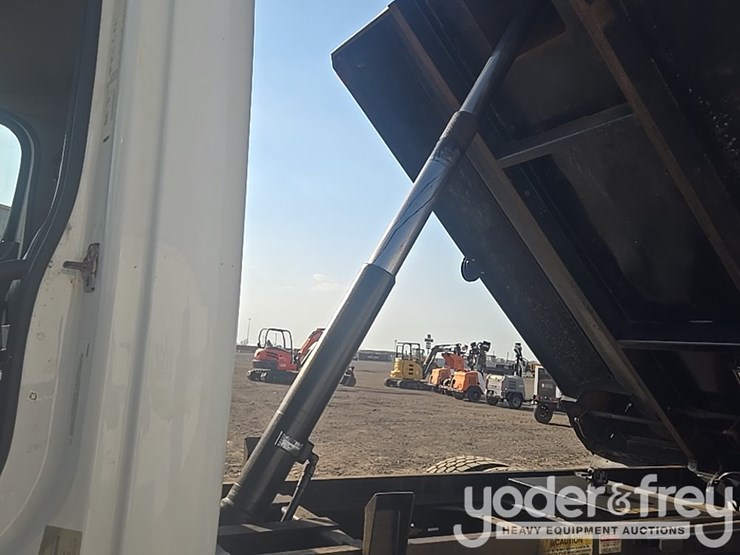 2020-freightliner-m2-106-image-22