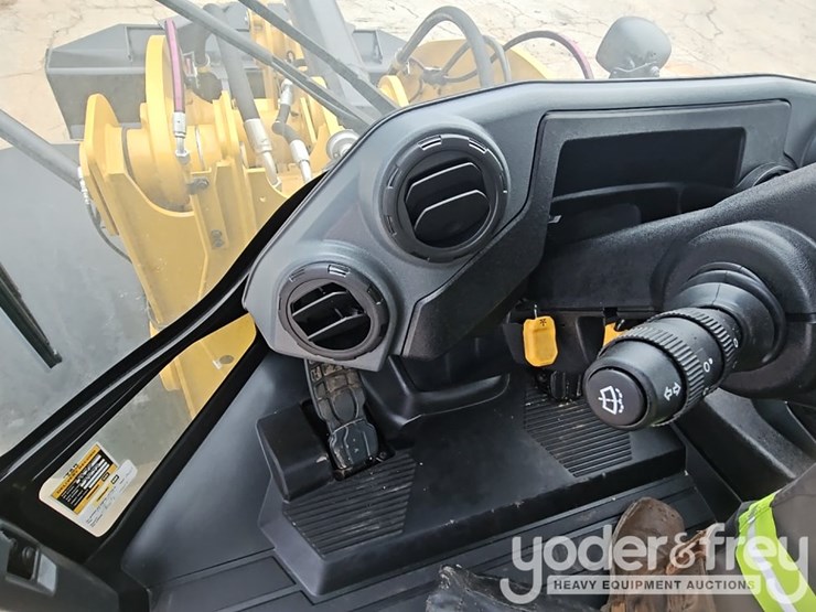 2026-caterpillar-926-image-41