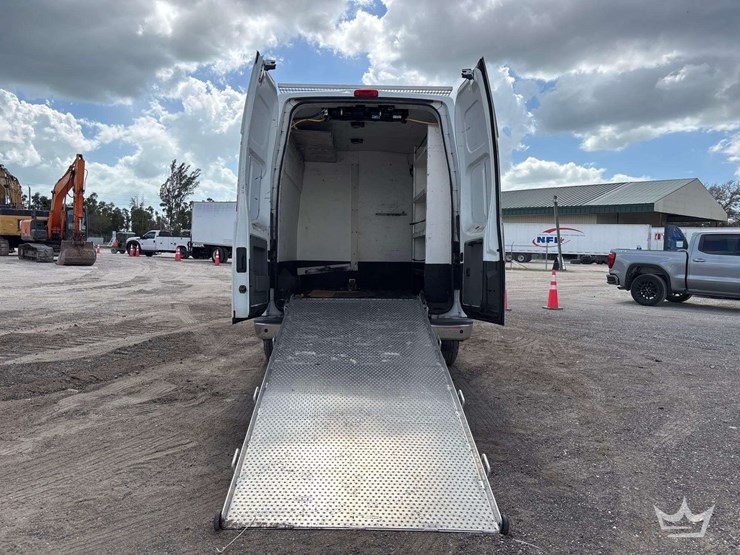 2013-nissan-nv2500hd-image-11