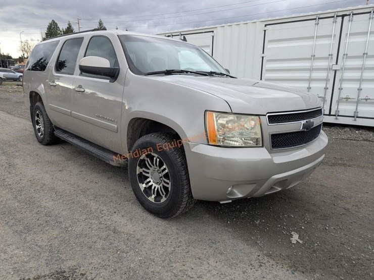 2007-chevrolet-suburban-image-12