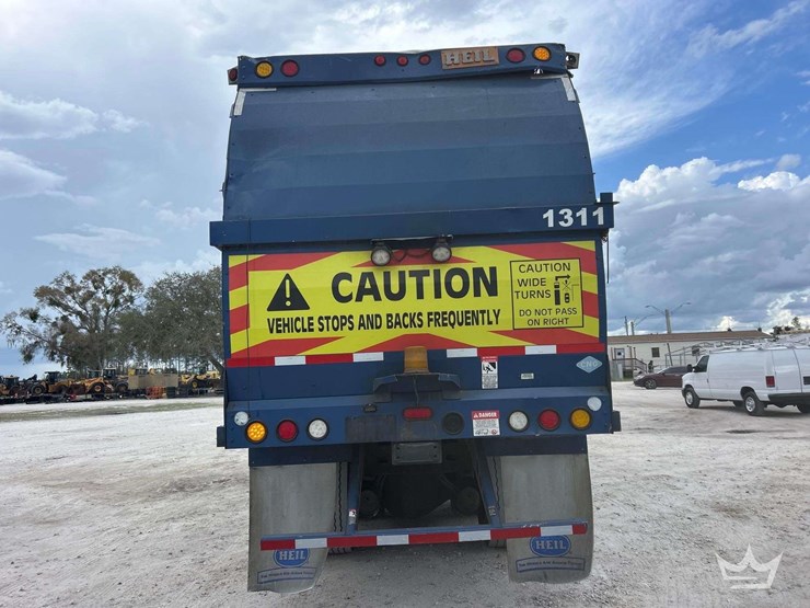 2017-peterbilt-320-image-27