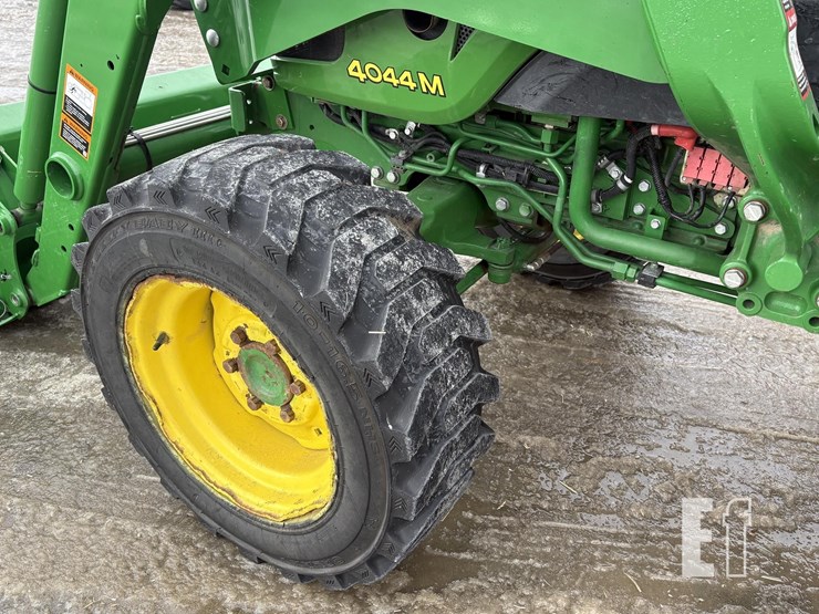 2017-john-deere-4044m-image-16