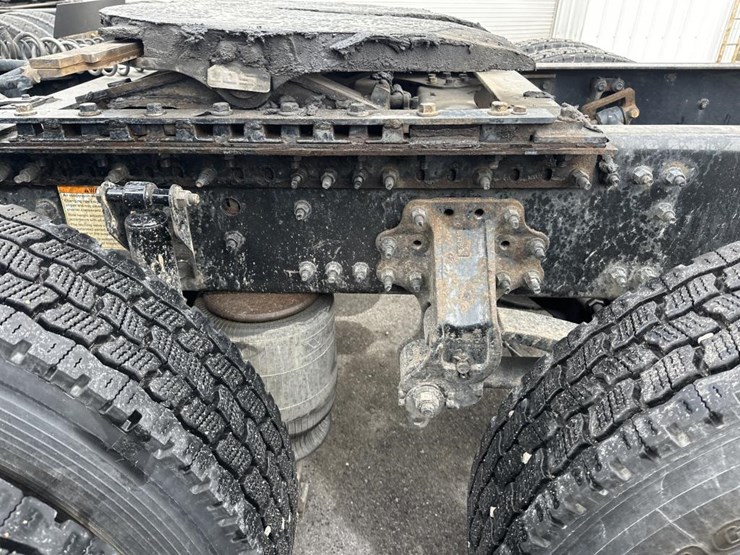 #2231-•-2016-volvo-vnl-sleeper-cab-semi-image-36