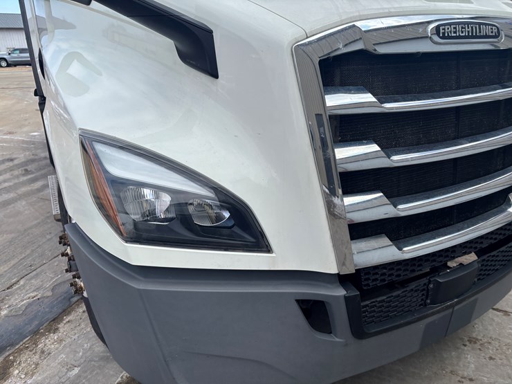 2018-freightliner-cascadia-126-image-14