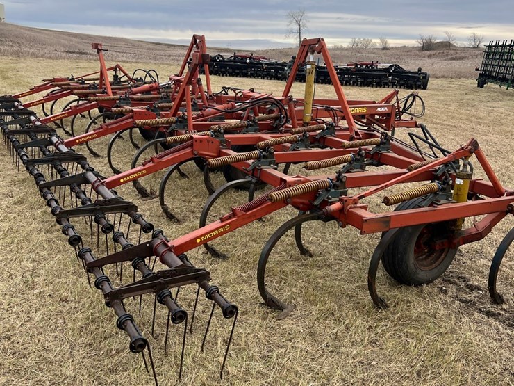 lot-49.-1981-33’-morris-magnum-model-cp-731-chisel-plow-w/3-bar-harrows,-well-maintained-unit,-super-clean-and-straight,-check-photos-image-22
