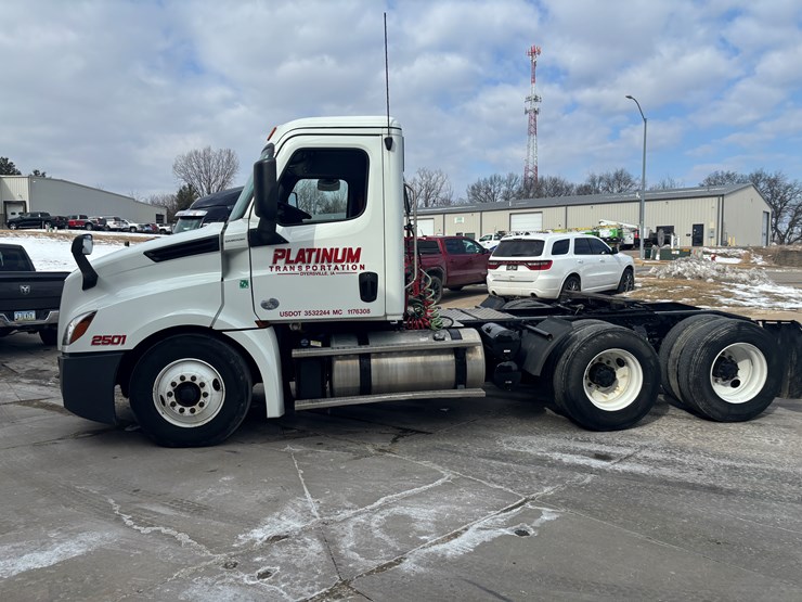 2018-freightliner-cascadia-126-image-2