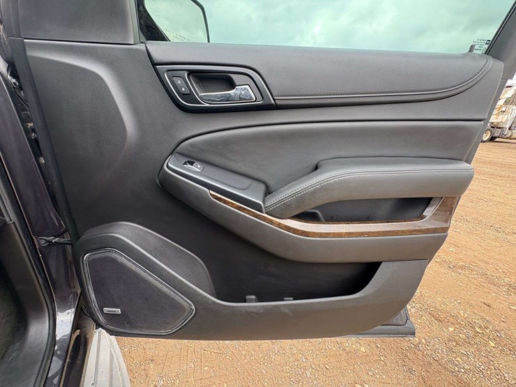 2015-chevrolet-tahoe-lt-image-22