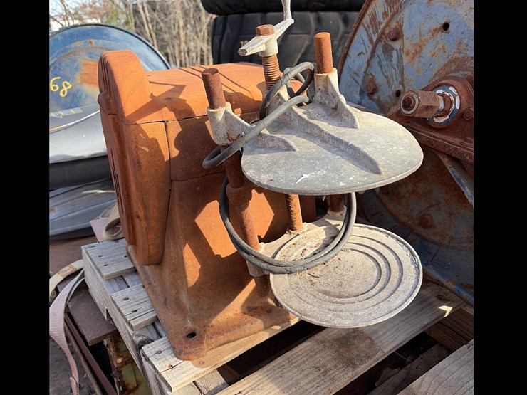 #81-•-pallet-miscellaneous,-including-vintage-paint,-shaker-hose-reel,-right-angle-gearbox-image-2