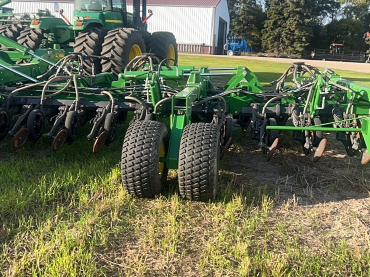 2018-john-deere-1910-image-35