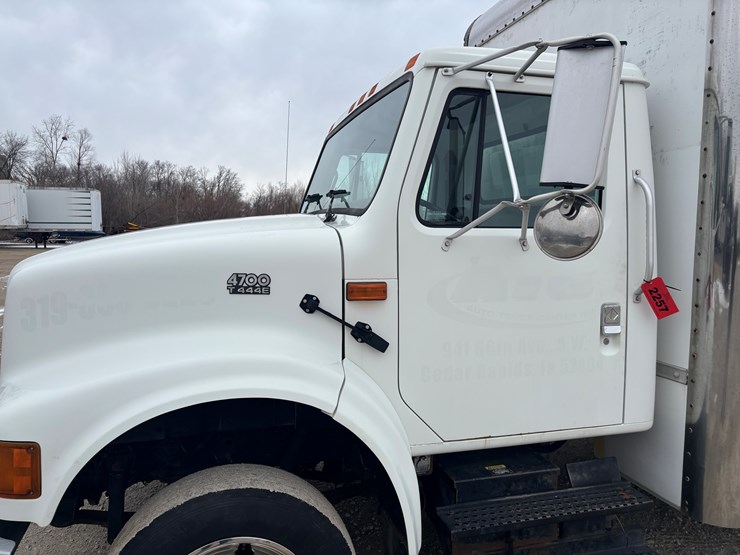 2002-international-4700-image-8