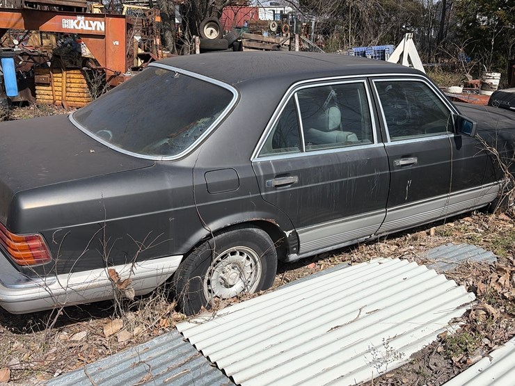 #5-•-1983-mercedes-380se-image-8