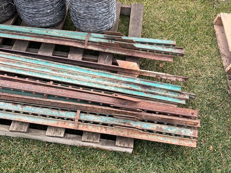 lot-19.-posts-and-wire,-all-either-new-or-like-new-image-3