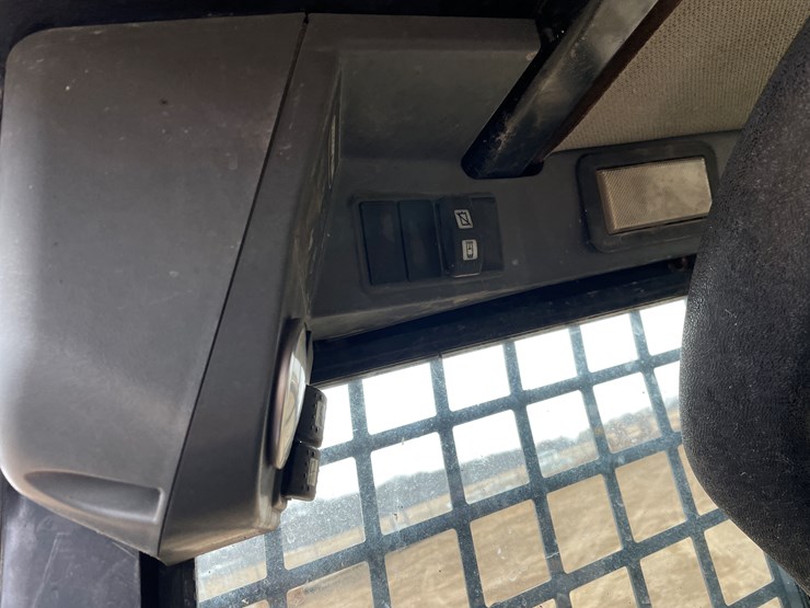 caterpillar-247-image-35