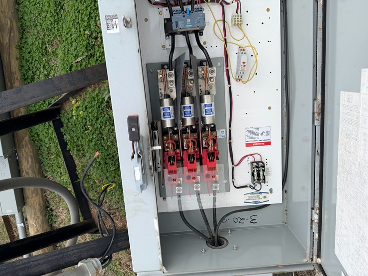 #41002-•-worldwide-3-phase-electric-motor-w/pole,-meter-loop,-and-breaker-box-image-7