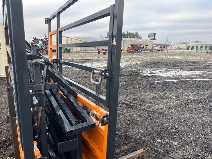 #5025-•-new-land-honor-10-ft-squeeze-chute-image-4