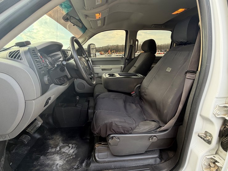 2014-chevrolet-3500-image-16