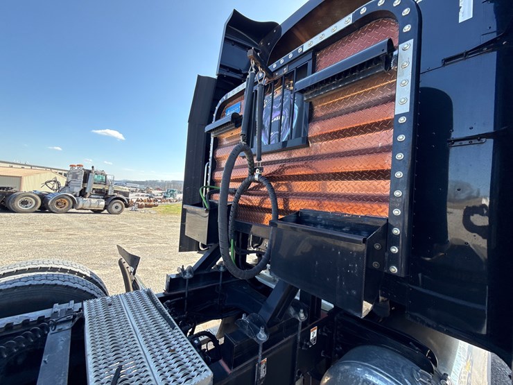 peterbilt-579-image-18