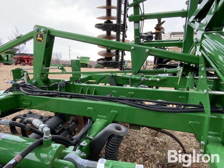 2019-john-deere-33-image-19