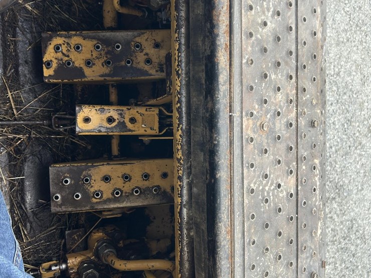 new-holland-l783-image-10