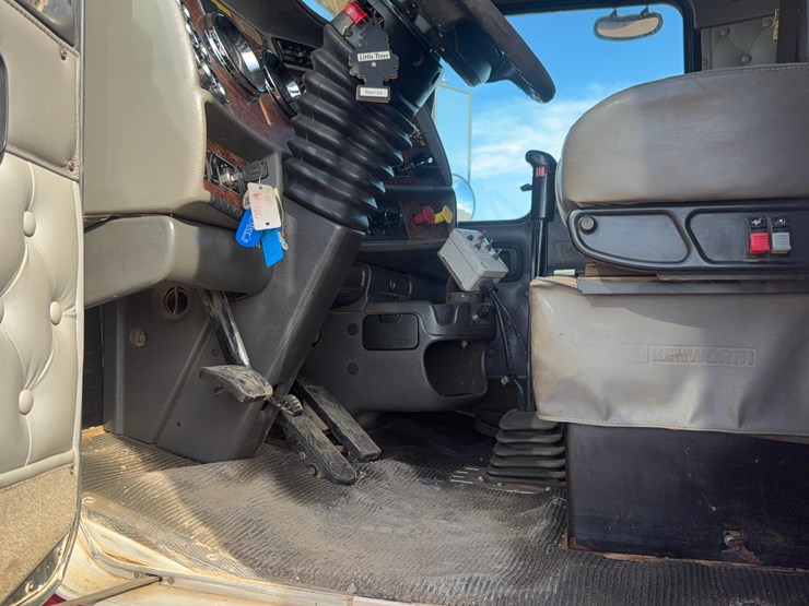 2004-kenworth-w900-image-39