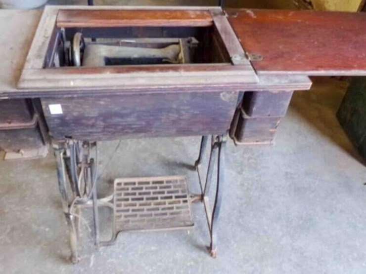 antique-sewing-machine-image-1