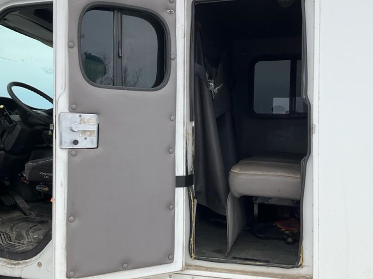 2005-freightliner-m2-106-image-98