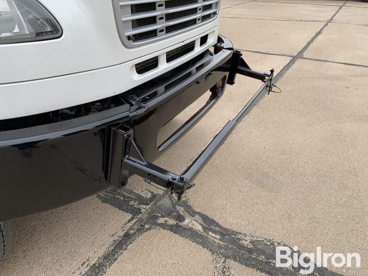 2009-freightliner-m2-106-image-19