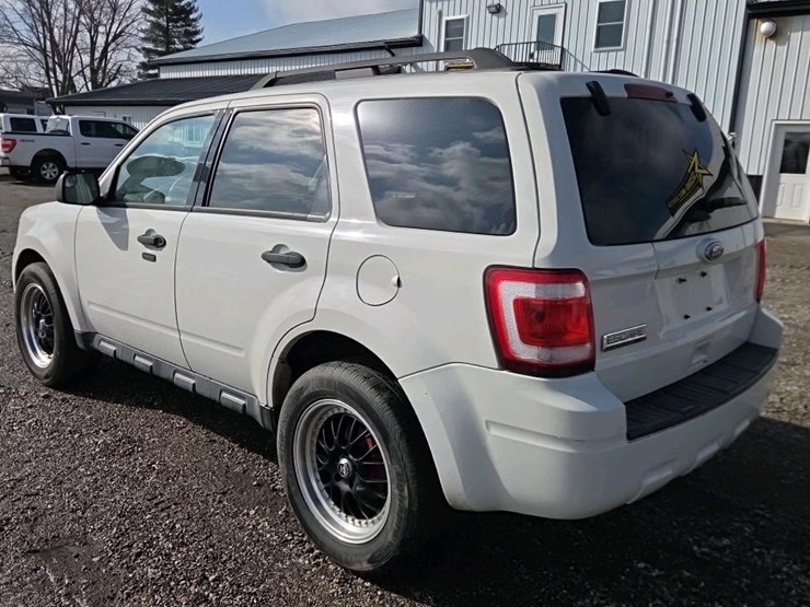 2011-ford-escape-xlt-image-3