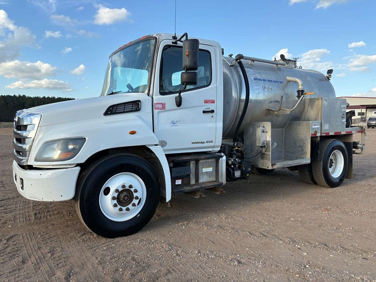 2018-hino-268a-image-1