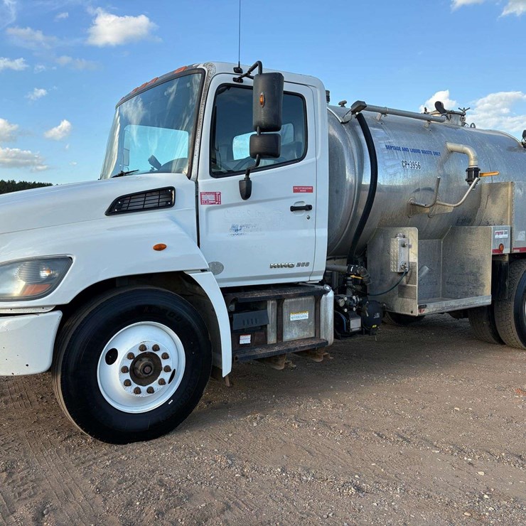 2018 HINO 268A