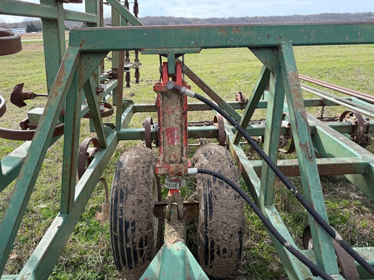 john-deere-32-image-52