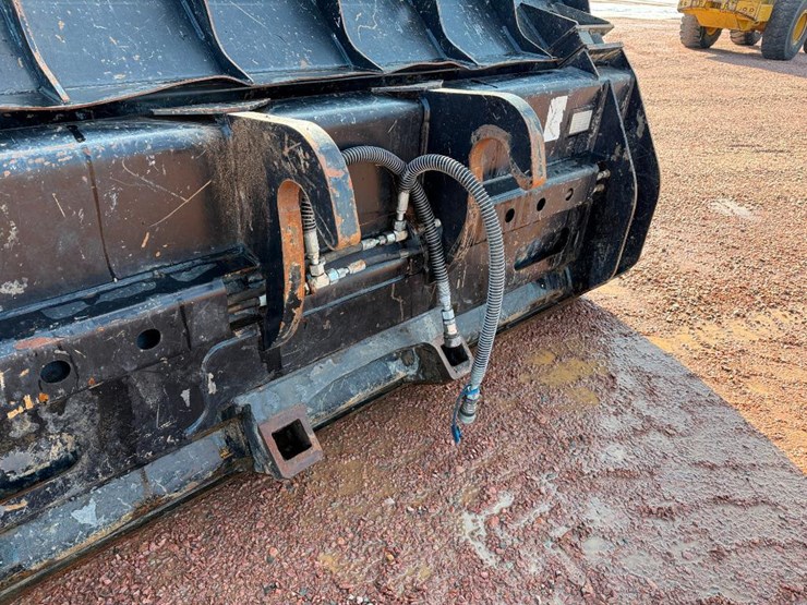 caterpillar-120-image-14